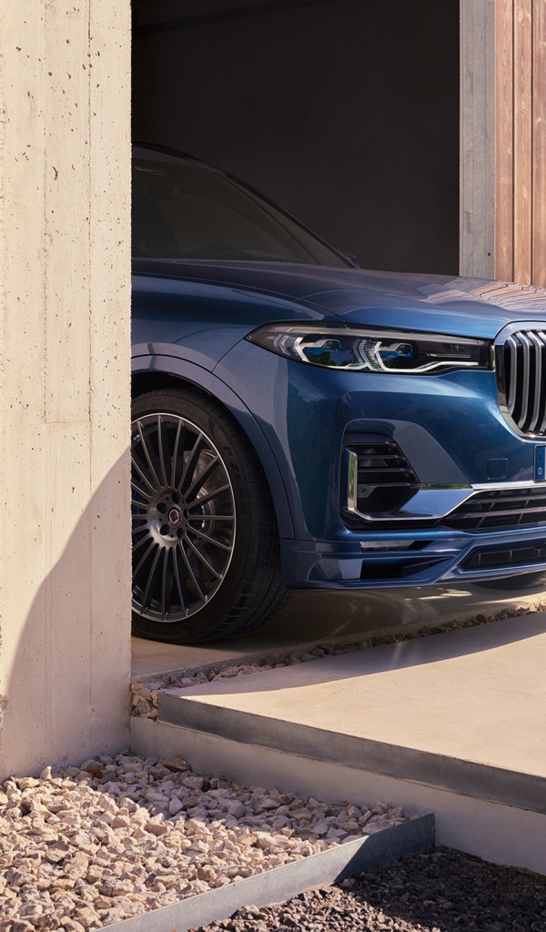 Автомобиль BMW Alpina XB7, 2021 года выезжает из гаража