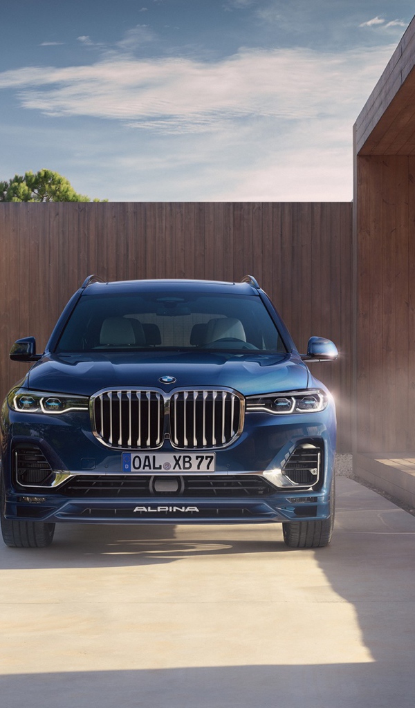 Автомобиль BMW Alpina XB7, 2021 года у дома