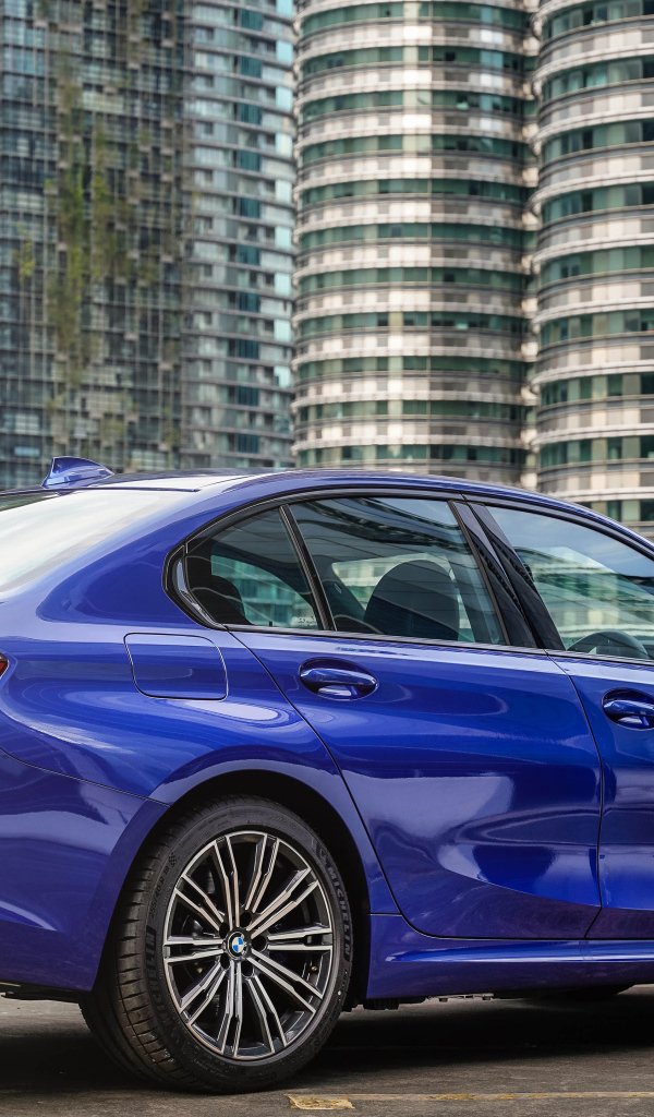 Дорогой автомобиль BMW 330e M Sport 2021 года вид сзади