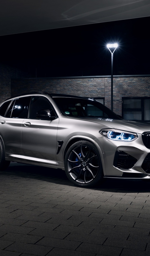 Дорогой автомобиль  BMW X3 M 2020 года на улице 