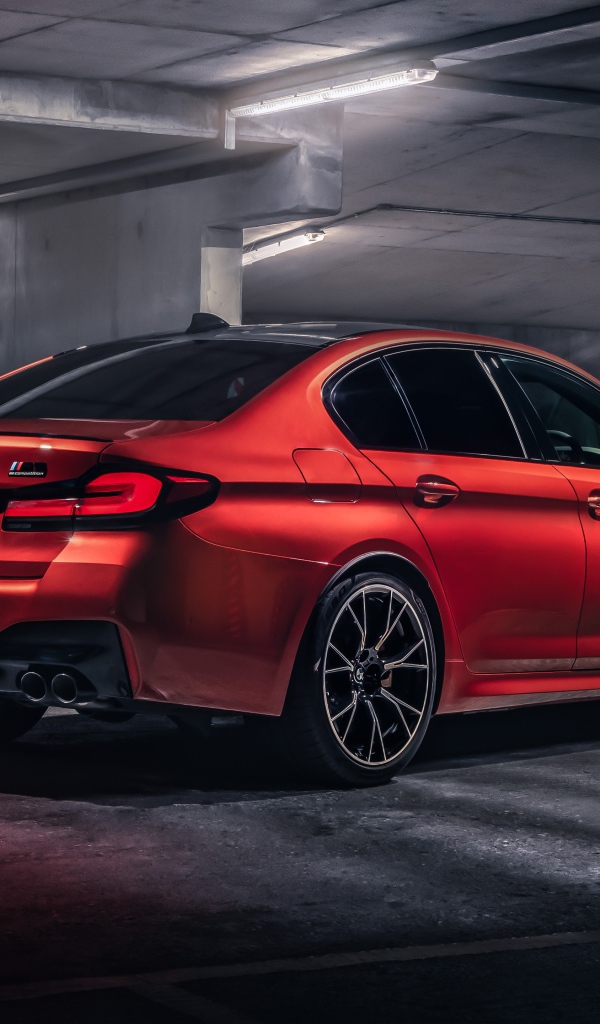 Красный автомобиль BMW M5 Competition 2020 года в тоннеле 