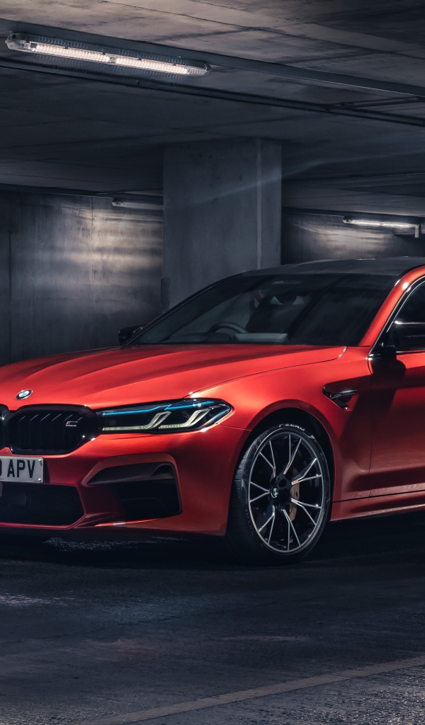 Красный автомобиль BMW M5 Competition 2020 на подземной парковке