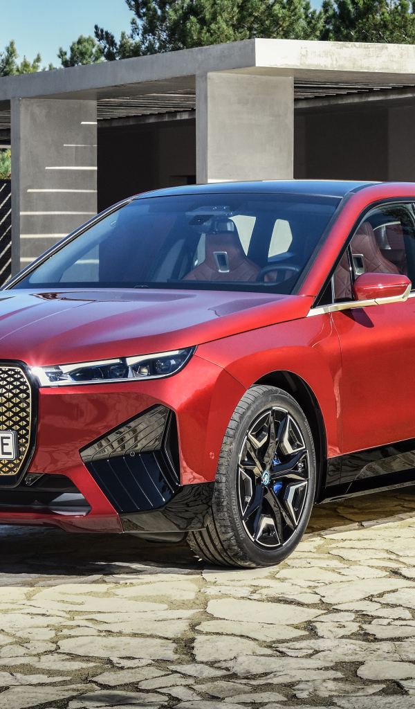 Красный кроссовер BMW IX Sport 2021 года у дома