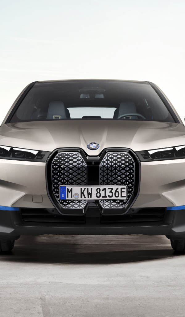 Серебристый автомобиль BMW IX 2021 года вид спереди