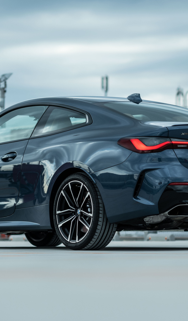 Стильный автомобиль BMW M440i XDrive Coupé 2020 года вид сзади