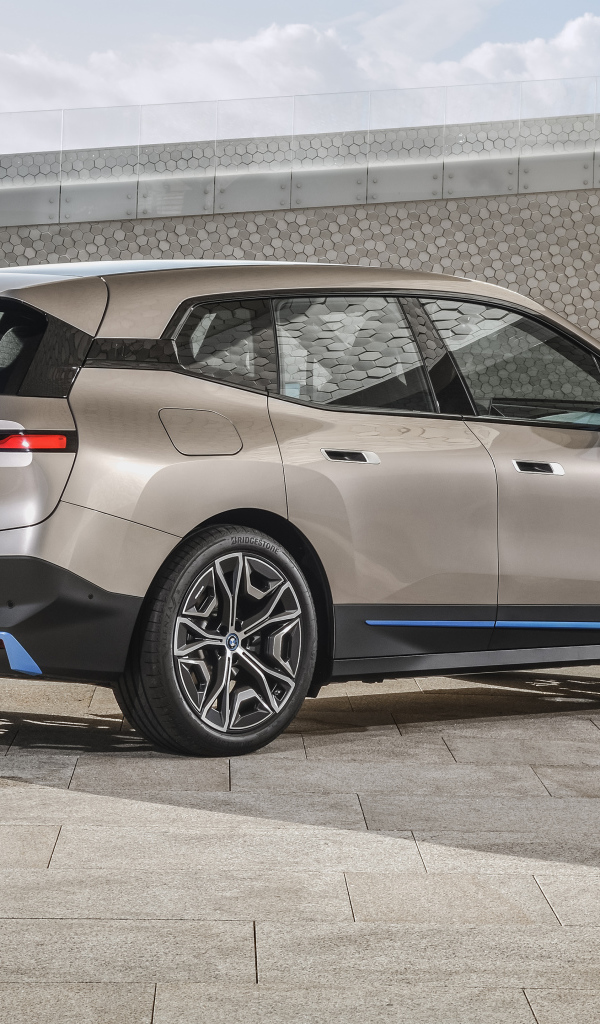 Стильный автомобиль BMW IX Sport 2021  года вид сзади