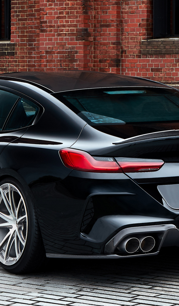 Стильный черный автомобиль BMW M8, 2020 года вид сзади