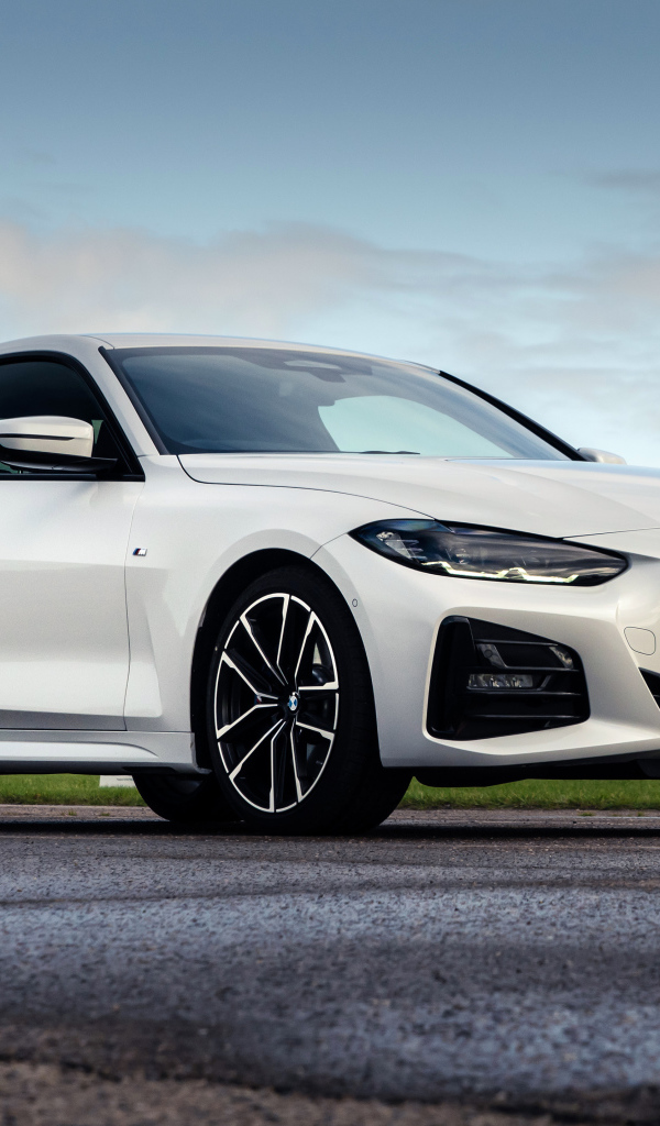 Белый автомобиль BMW 420i Coupé M Sport 2020 года на фоне неба