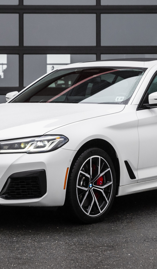 Белый автомобиль BMW 540i XDrive M Sport, 2021 года