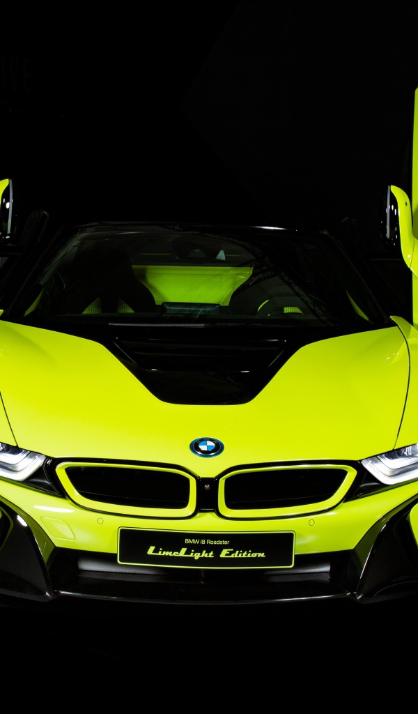 Желтый BMW I8 Roadster, 2019 года с открытыми дверями