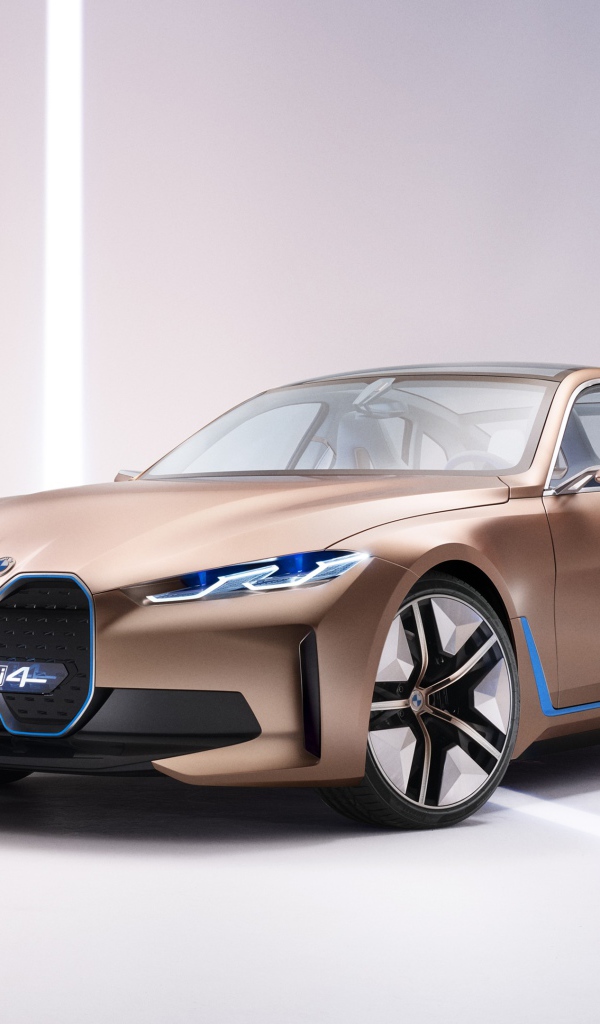 Автомобиль BMW Concept I4 2020 года на сером фоне