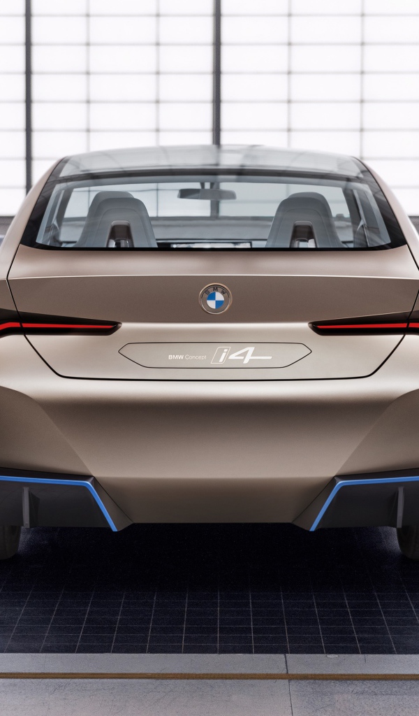 Автомобиль BMW Concept I4 2020 года вид сзади