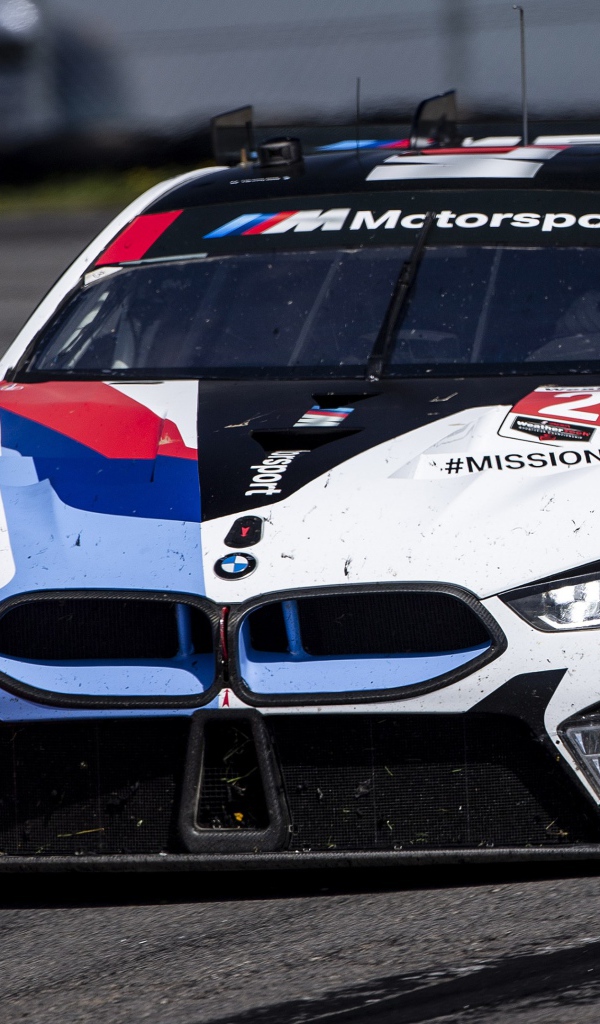 Спортивный автомобиль BMW M8 GTE 2020 года на гоночной трассе