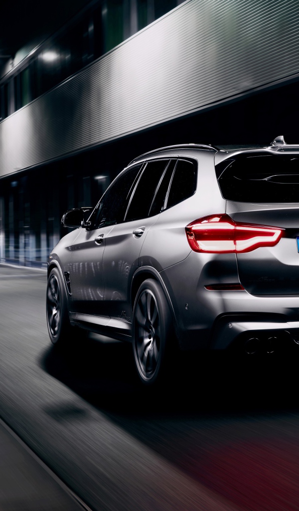 Автомобиль BMW X3 M 2020 года вид сзади