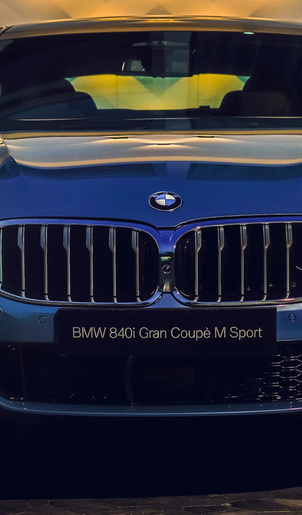 Синий автомобиль BMW 840i M Sport  2020  года крупным планом