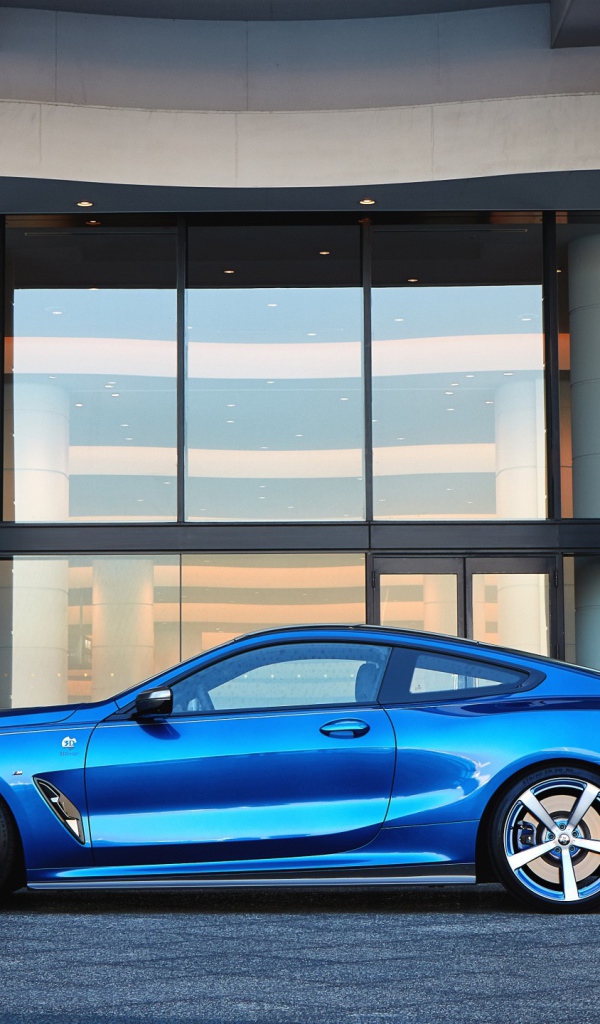 Голубой автомобиль BMW M850i XDrive Coupe 2020 года у здания 