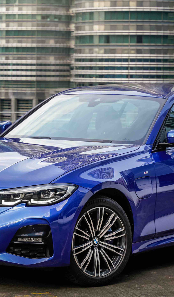 Синий автомобиль BMW 330e M Sport 2021 года