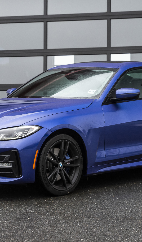 Синий автомобиль BMW 430i XDrive, 2021 года у гаража