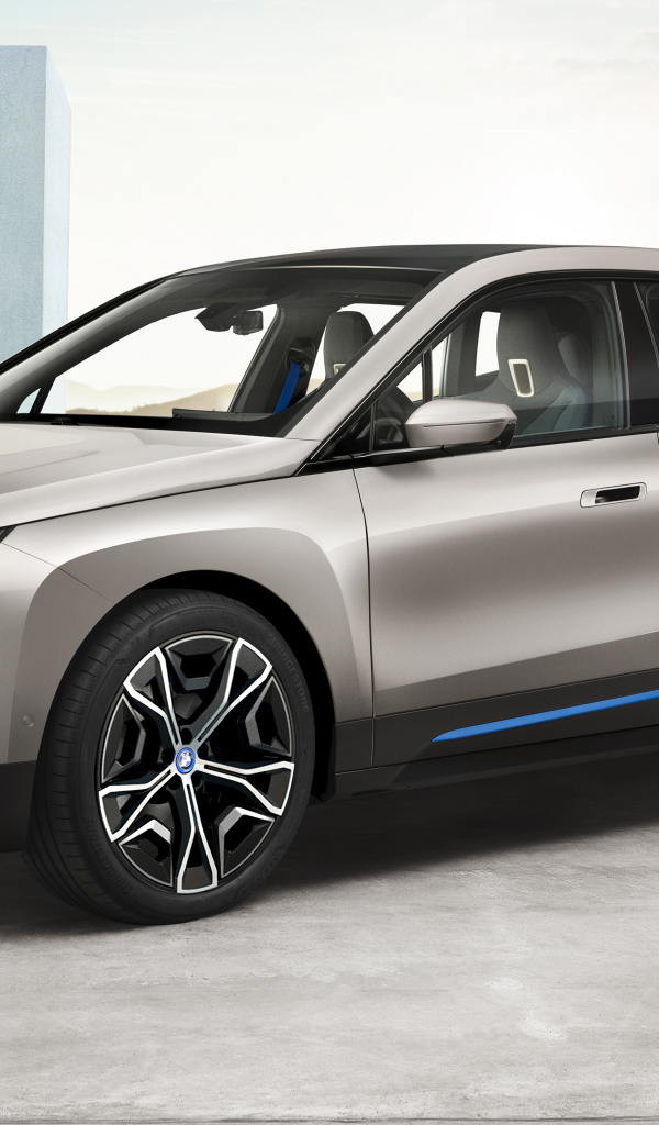 Автомобиль BMW IX 2021 года на выставке