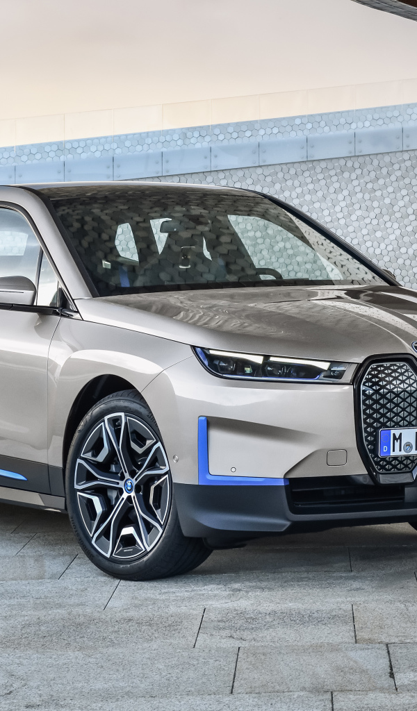 Серебристый внедорожник BMW IX Sport 2021 года  у стены