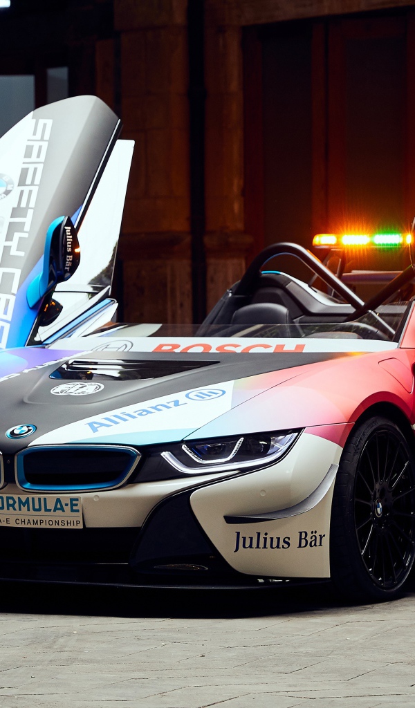 Гоночный автомобиль BMW I8 Roadster с открытыми дверями