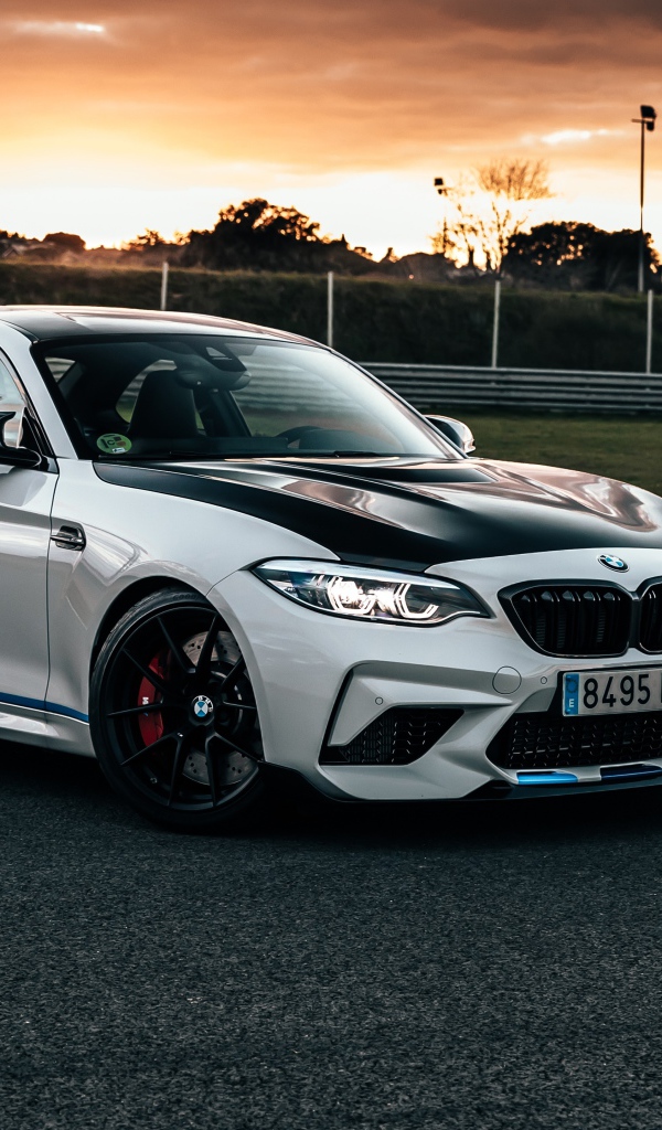 Гоночный автомобиль BMW M2 на трассе 