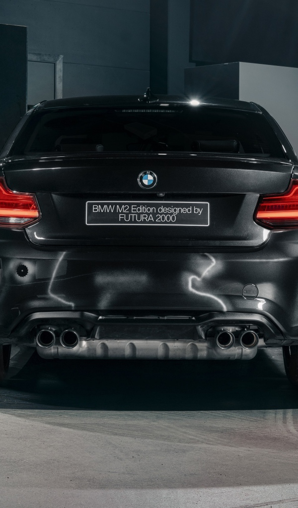 Черный автомобиль  BMW M2, 2020 года вид сзади
