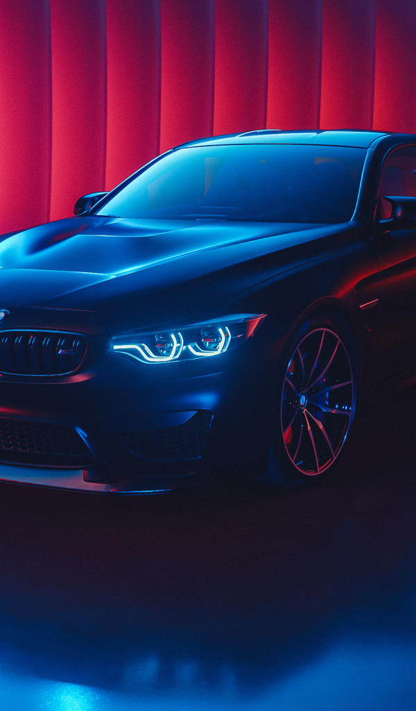 Черный автомобиль BMW M4 с включенными фарами