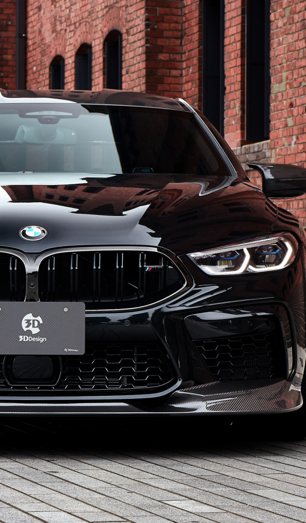Черный автомобиль BMW M8, 2020 года у кирпичной цены