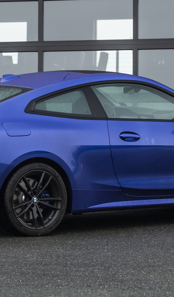Синий автомобиль BMW 430i XDrive, 2021 года вид сбоку