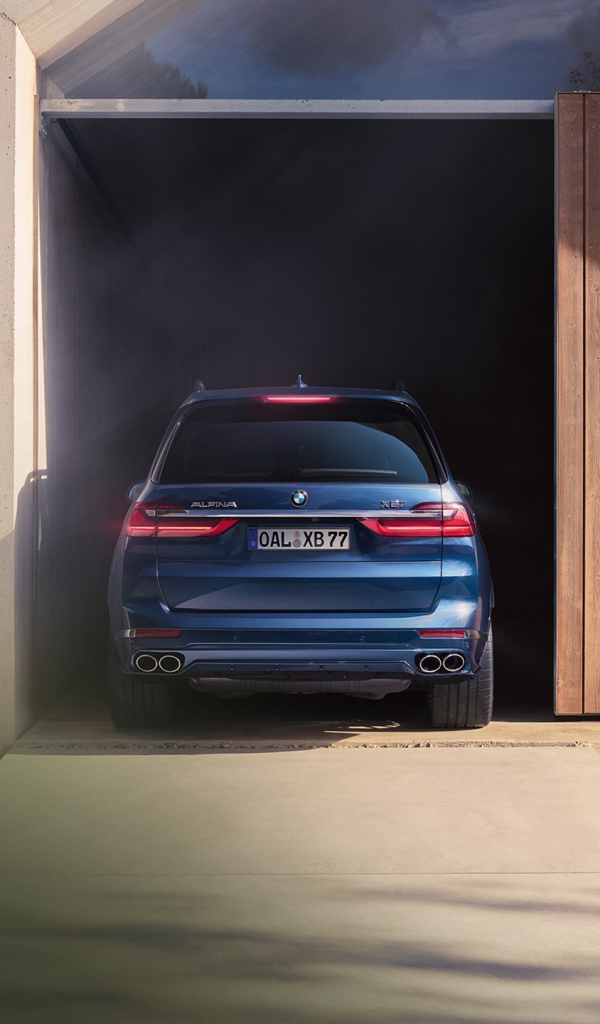 Синий внедорожник BMW Alpina XB7, 2021 года в гараже