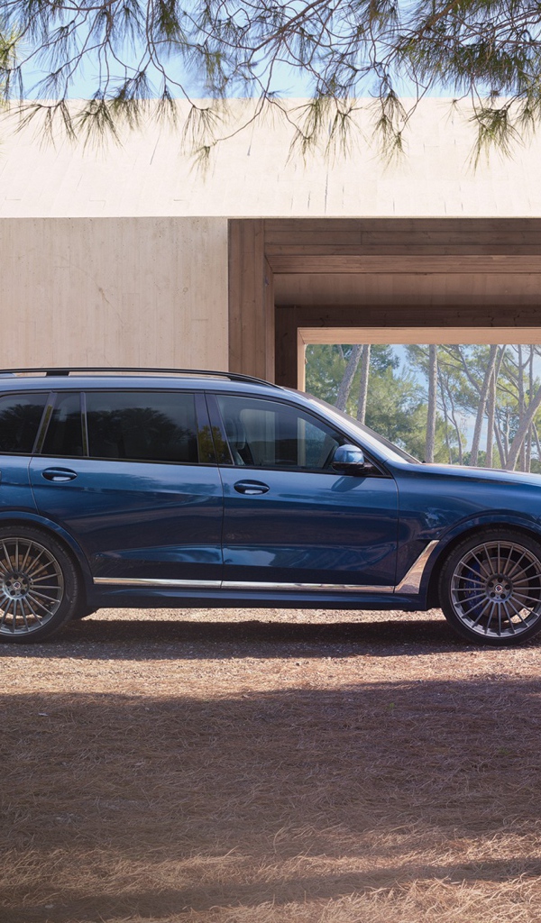 Синий внедорожник  BMW Alpina XB7, 2021 года 