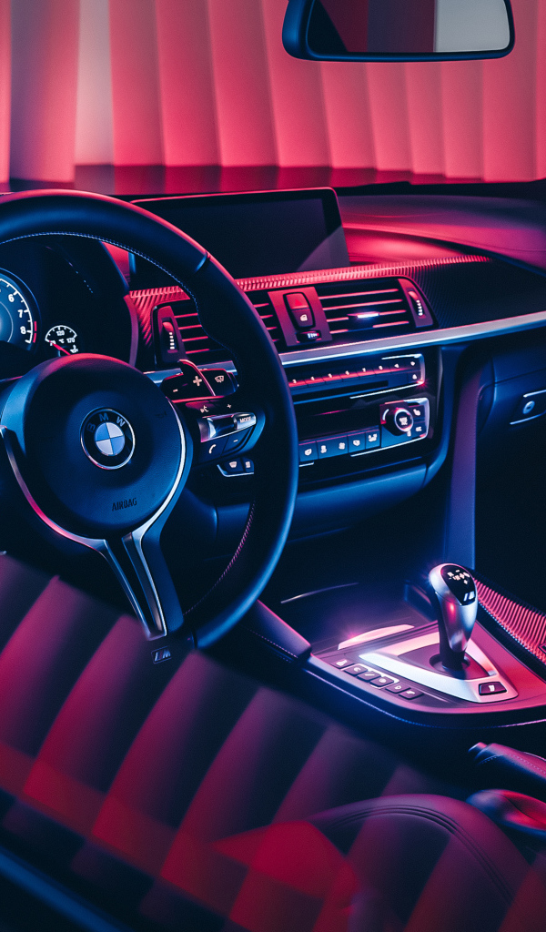 Дорогой черный кожаный салон автомобиля BMW M4 