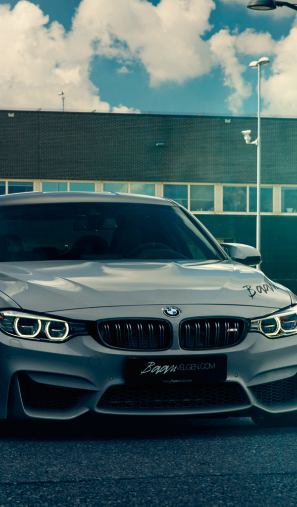 Серый автомобиль BMW F80 M3 в городе