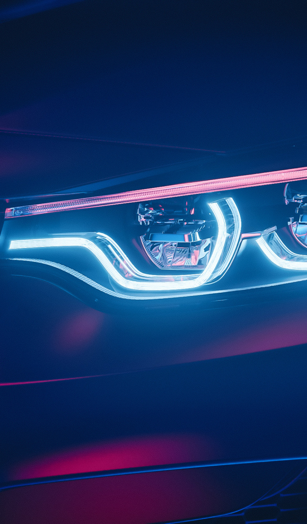 Зажженная фара автомобиля BMW M4 