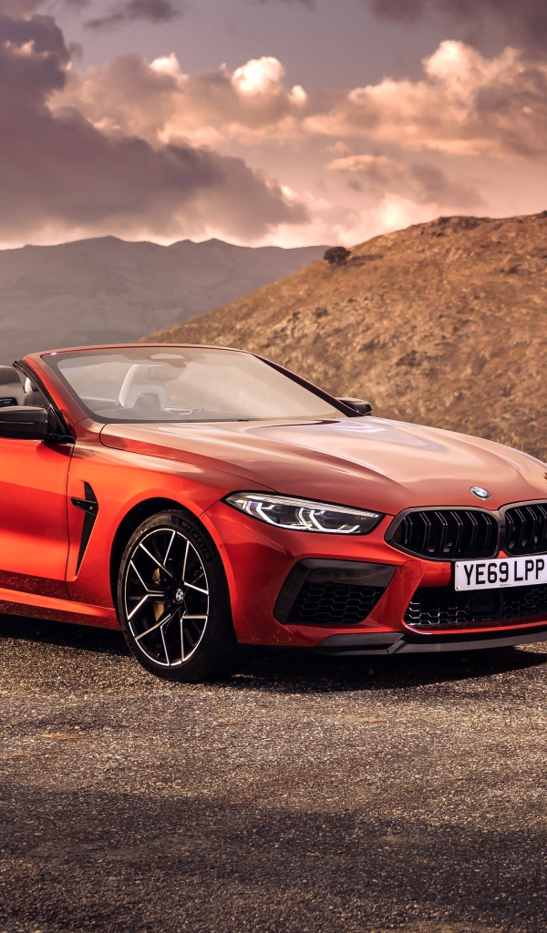 Красный кабриолет BMW M8, 2019 года у гор
