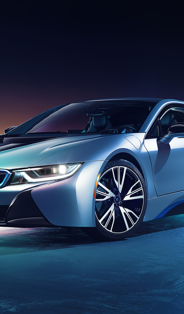Серебристый автомобиль BMW I8 CGI