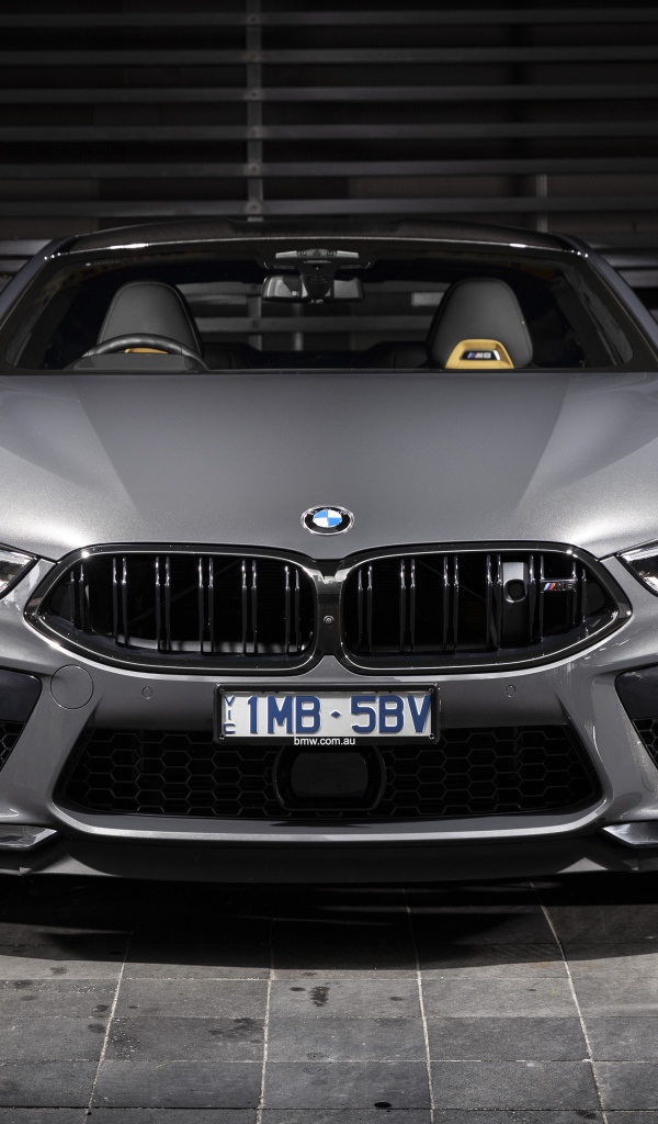 Серебристый автомобиль BMW M8,  2020 года