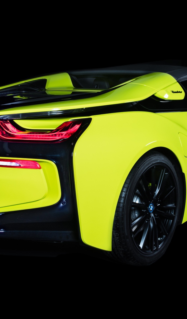 Спортивный автомобиль BMW I8 Roadster, 2019 года на черном фоне