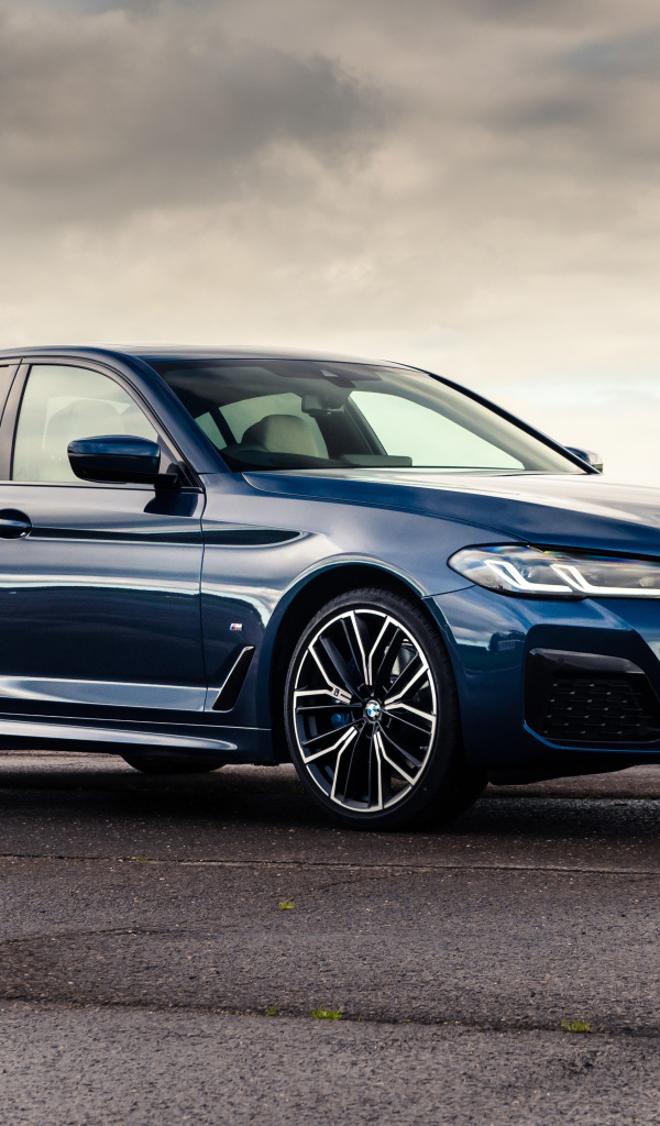 Стильный BMW 530e XDrive M Sport 2020 года на фоне грозового неба