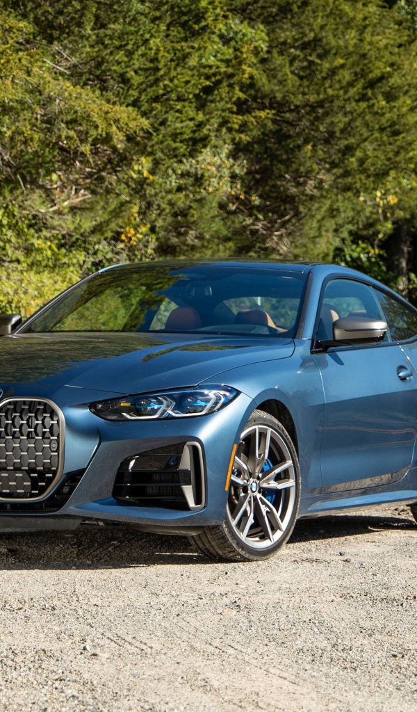 Стильный автомобиль  BMW M440i XDrive Coupe на дороге 