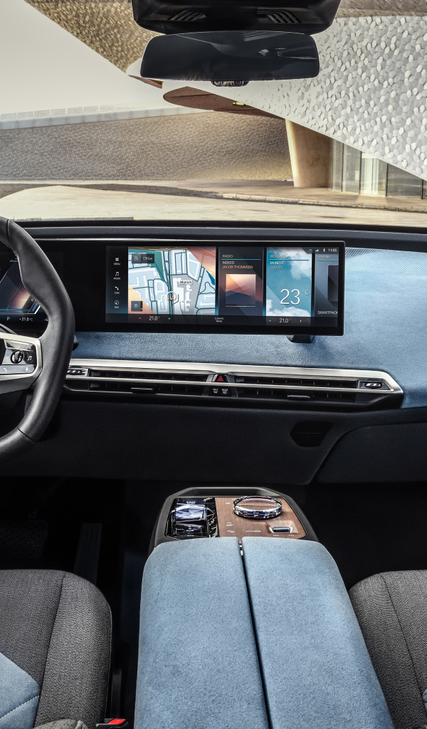 Стильный салон автомобиля BMW IX 2021 года