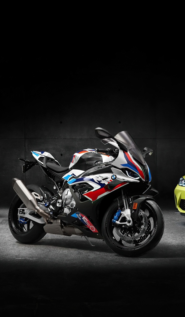 Два автомобиля и  мотоцикл Bmw на черном фоне