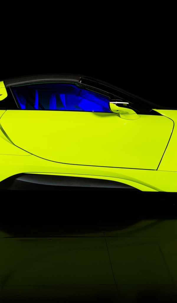 Желтый автомобиль BMW I8 Roadster, 2019 года вид сбоку