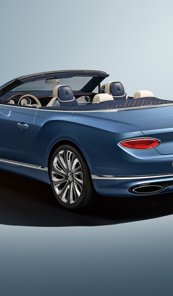 Автомобиль кабриолет Bentley Continental GT  2020 года вид сзади 