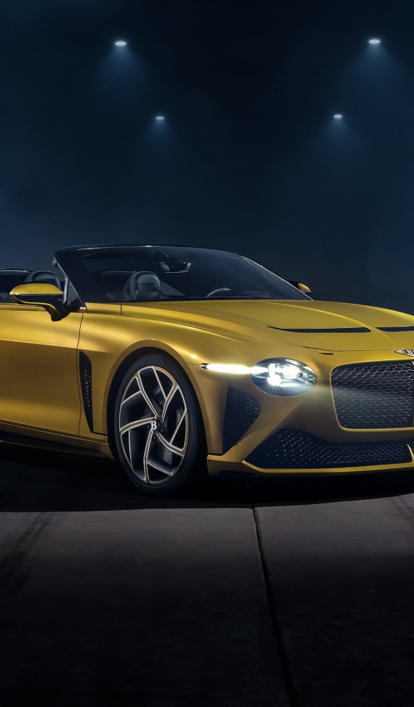 Желтый автомобиль Bentley Mulliner Bacalar 2020 года в свете софитов