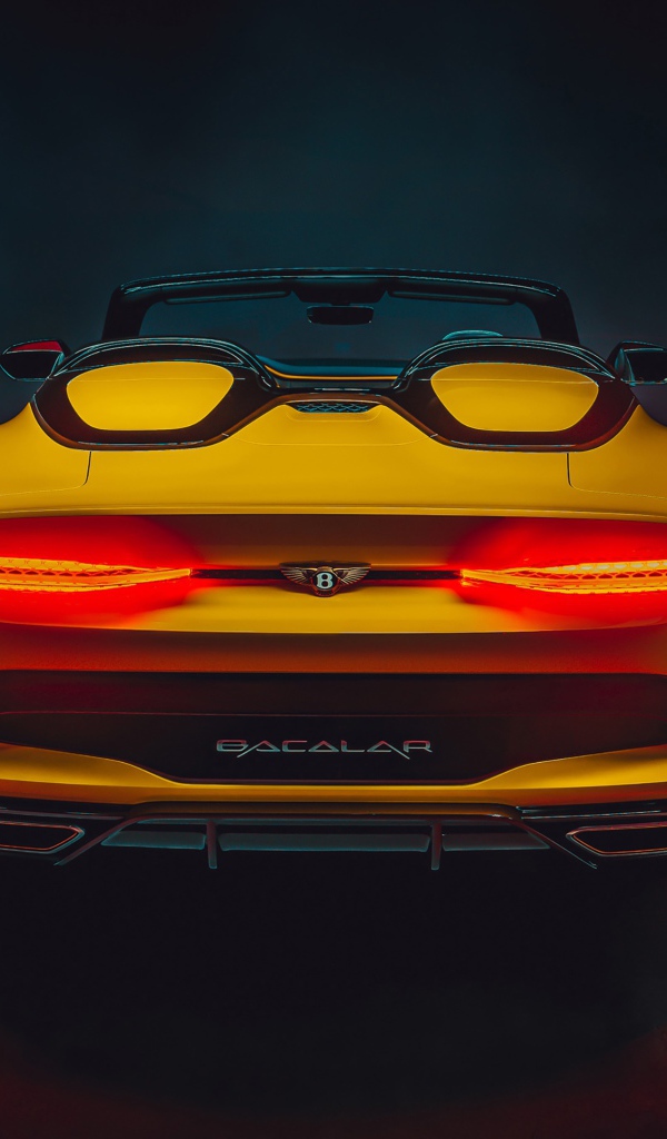 Желтый автомобиль Bentley Mulliner Bacalar 2020 года вид сзади