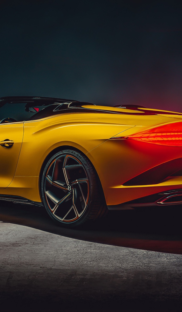 Желтый кабриолет Bentley Mulliner Bacalar 2020 года вид сзади