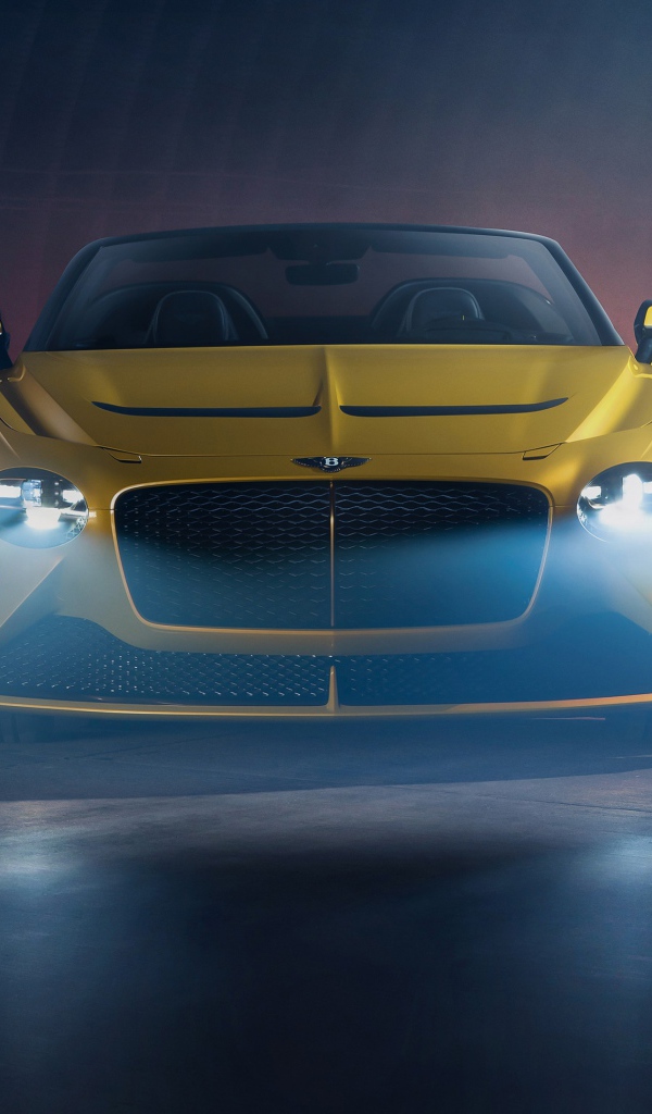 Желтый автомобиль Bentley Mulliner Bacalar 2020 года с включенными фарами