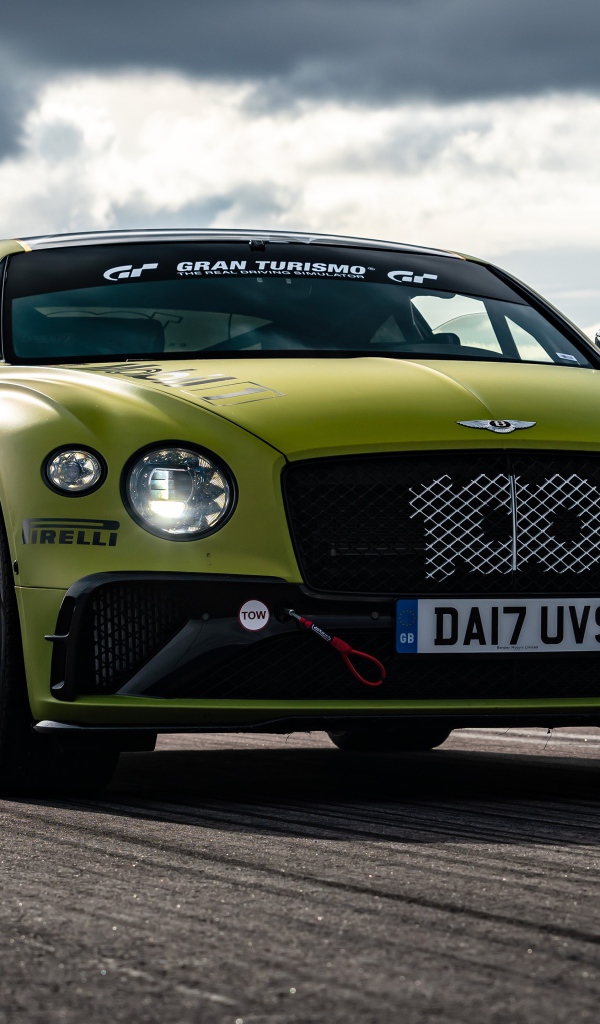Гоночный автомобиль Bentley Continental GT на трассе 